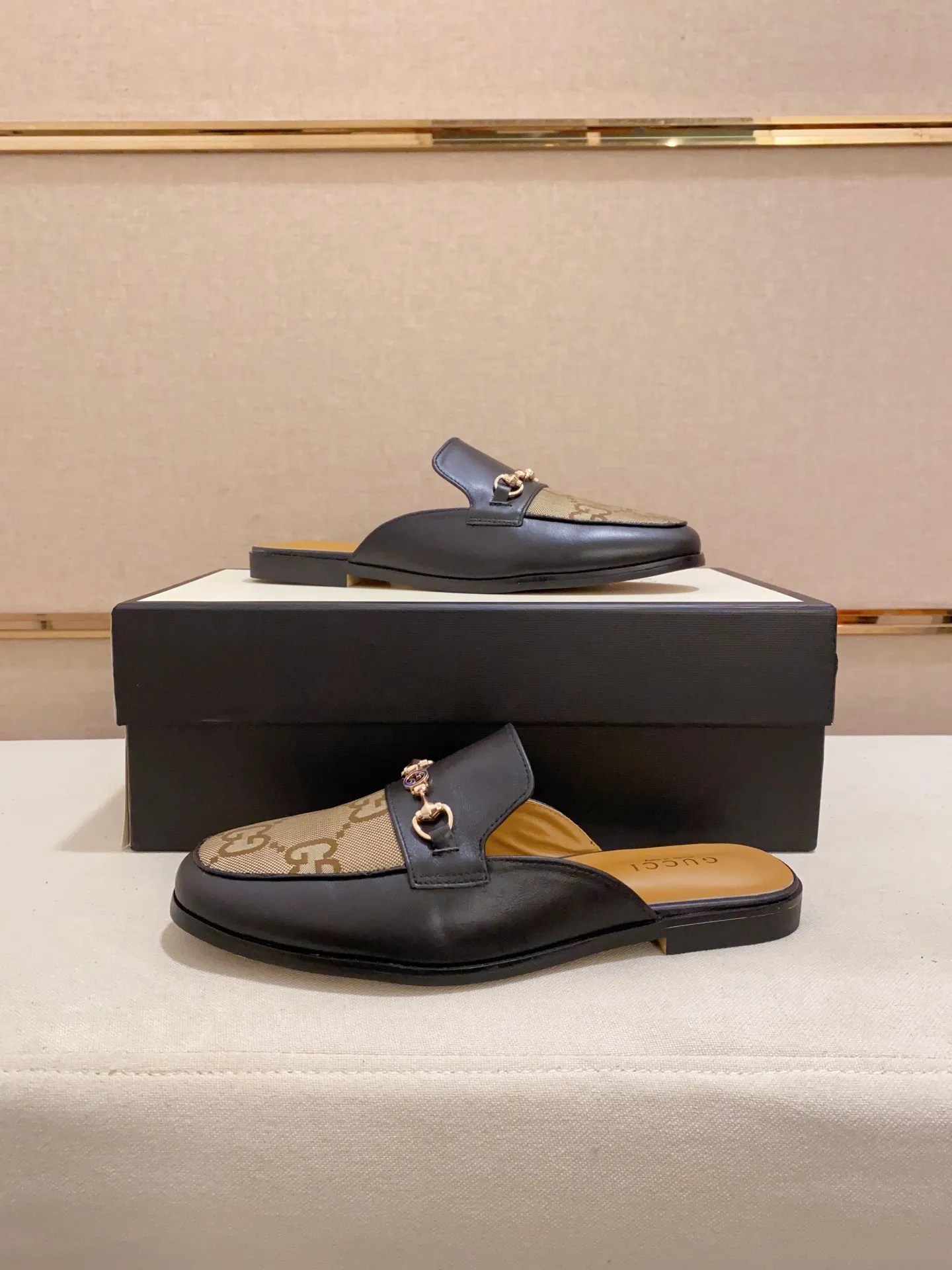 Men's shoes 💰: 380💰 (Gucci). The latest trendy shoes, casual Baotou mops, popular in physical stores, sizes 38-44. New and comfortable, imported custom-made original cowhide, with unique sequin element design. With sheepskin lining, original bottom, high-end packaging and high quality💪Details determine the quality, you can enter and leave the counter at will, welcome to compare!